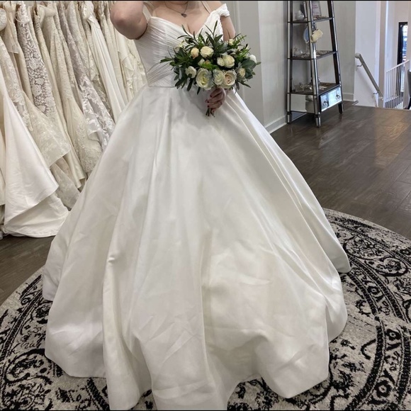 Wedding dress - Picture 2 of 4